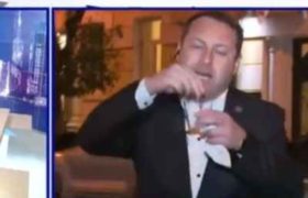 დეპუტატმა პირდაპირ ეთერში სასუქი შეჭამა - ვიდეო