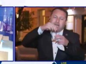 დეპუტატმა პირდაპირ ეთერში სასუქი შეჭამა - ვიდეო