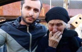 ,,ბაზრის წინ იდგა, მხრებზე ძონძები გადაეკიდა და ყიდდა... მოხუცებს ნორმალური სიბერე უნდა ჰქონდეთ" ,,ბაზრის წინ იდგა, მხრებზე ძონძები გადაეკიდა და ყიდდა... მოხუცებს ნორმალური სიბერე უნდა ჰქონდეთ"