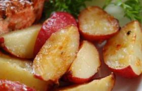 წითელი კარტოფილი ნივრითა და ყველით წითელი კარტოფილი ნივრითა და ყველით