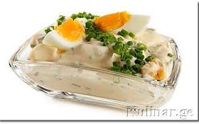 მოხარშული კვერცხი და კარტოფილი მაწვნის სოუსში მოხარშული კვერცხი და კარტოფილი მაწვნის სოუსში