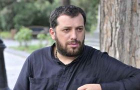 მამა პეტრე: ,,ახლა უცნობი გოგონას ხელი მიჭირავს ხელში, რომელმაც გადაწყვიტა, რომ დაგვტოვოს" მამა პეტრე: ,,ახლა უცნობი გოგონას ხელი მიჭირავს ხელში, რომელმაც გადაწყვიტა, რომ დაგვტოვოს"