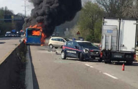 მძღოლმა სკოლის ავტობუსს ცეცხლი წაუკიდა, პოლიციამ ბავშვების გადარჩენა შეძლო