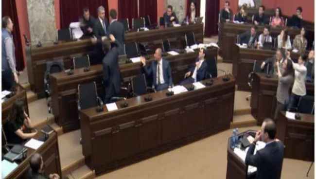 პარლამენტში ჩხუბი ატყდა - ვიდეო