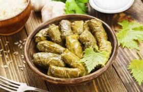 ვაზის ფოთლის სამარხვო ტოლმა პიტნისა და ბრინჯის გულსართით ვაზის ფოთლის სამარხვო ტოლმა პიტნისა და ბრინჯის გულსართით