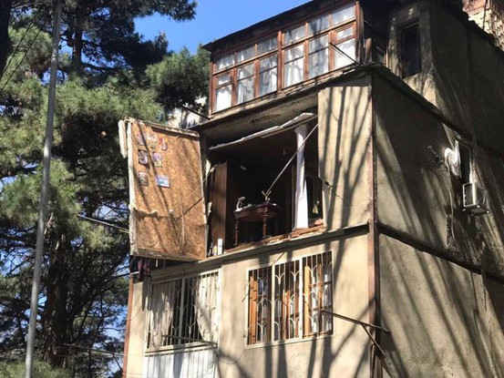 ,,მამაკაცმა სიგარეტს მოუკიდა და აფეთქდა, აივნიდან გადავარდა და მანქანას დაეცა” - რას ყვებიან დიღმის მცხოვრებნი