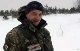 უკრაინაში დაღუპული ალექსანდრე გრიგოლაშვილის გოგონა ბებიასთან ერთად ღამეს ქუთაისის თეატრში ათევს