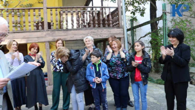 უცნობმა გერმანელმა ქუთაისელ ხუთშვილიან დედას 10.000 ევრო უანდერძა