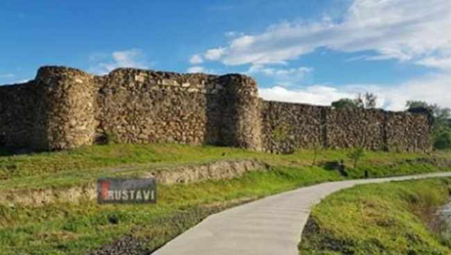 ,,გინდა გესროლოთ?" - რუსთავში გოგონებს აშინებენ