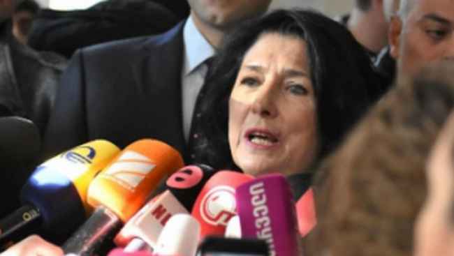 "ისწავლეთ წესები" - სალომე ზურაბიშვილის სურათი საქართველოს ყველა საელჩომ უნდა დაკიდოს