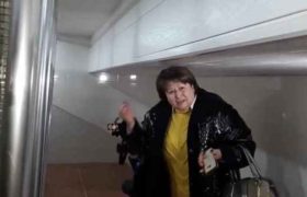 ,,სრიალით შევიდეს ფეხბურთელი? რაფერ შევიდე, რაფერ? ვერ შევდივარ" - ფოთის სტადიონზე საშხაპე არასწორად დაამონტაჟეს - ვიდეო