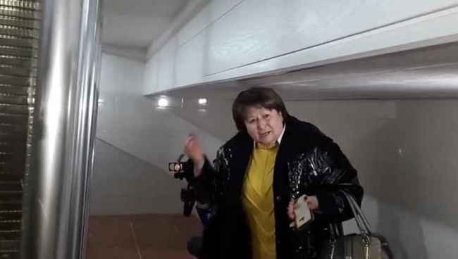 ,,სრიალით შევიდეს ფეხბურთელი? რაფერ შევიდე, რაფერ? ვერ შევდივარ" - ფოთის სტადიონზე საშხაპე არასწორად დაამონტაჟეს - ვიდეო