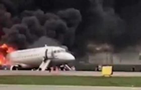 ვიდეო - ცეცხლმოდებული თვითმფრინავი - ხალხი ტრაპებიდან ხტებოდა
