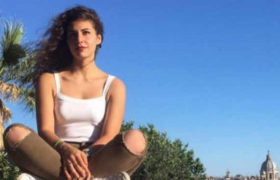 გოგო, რომელმაც მოძალადე მამას ყელი გამოჭრა, გაათავისუფლეს