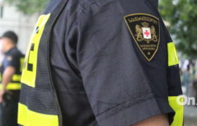 შვილის მკვლელობაში ბრალდებული დედის სახლიდან წასვლაზე შსს-ს თანამშრომელი დაითხოვეს