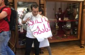 ,,მონა! მონა!" - აქციის მონაწილეები ზაქარია ქუცნაშვილს დაუპირისპირდნენ - ვიდეო ,,მონა! მონა!" - აქციის მონაწილეები ზაქარია ქუცნაშვილს დაუპირისპირდნენ - ვიდეო