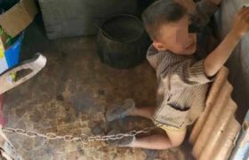 ბავშვი მშობლებს ჯაჭვით ჰყავდათ დაბმული