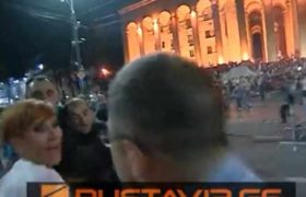 როგორ იცავს დიკო ჯოჯუა პოლიციელს აქციის დარბევის ღამეს - ვიდეო როგორ იცავს დიკო ჯოჯუა პოლიციელს აქციის დარბევის ღამეს - ვიდეო