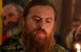 მამა იოვანე: ,,სამების ტაძარში მოკლე კაბით და ქერა თმით ხშირად შემოდიოდა ახალგაზრდა, რომელიც ბიჭი იყო და ლოცულობდა..."