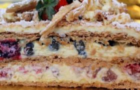 ნაპოლეონი მარწყვით, ჟოლოთი და მოცვით