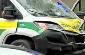 სასწრაფო დახმარების მანქანა სახლს დაეჯახა, არიან დაშავებულები