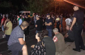 ,,გაბუნიამ და გვარამიამ დატოვონ ქვეყანა" - ითხოვენ ,,რუსთავი 2"-თან შეკრებილი ადამიანები ,,გაბუნიამ და გვარამიამ დატოვონ ქვეყანა" - ითხოვენ ,,რუსთავი 2"-თან შეკრებილი ადამიანები