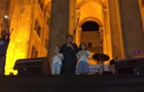 თამრიკო ჭოხონელიძემ შვილიშვილებთან ერთად აქციაზე იმღერა - ვიდეო