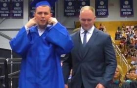 აუტისტური სპექტრის მქონე კურსდამთავრებულს ტაში უხმოდ დაუკრეს - ემოციური ვიდეო აუტისტური სპექტრის მქონე კურსდამთავრებულს ტაში უხმოდ დაუკრეს - ემოციური ვიდეო