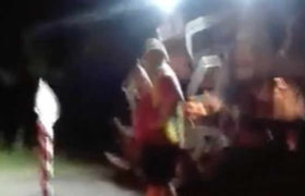 ,,ორი ბიჭი ჩაიწვა მანქანაში იმის გამო, რომ ნიშნები არ გედოთ გზაზე" - მწვავე დაპირისპირება ავარიის ადგილას - ვიდეო ,,ორი ბიჭი ჩაიწვა მანქანაში იმის გამო, რომ ნიშნები არ გედოთ გზაზე" - მწვავე დაპირისპირება ავარიის ადგილას - ვიდეო