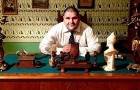 ,,თავხედობასაც აქვს საზღვარი" - ახალგაზრდა პოეტი ილია ჭავჭავაძის სკამზე წამოსკუპდა ,,თავხედობასაც აქვს საზღვარი" - ახალგაზრდა პოეტი ილია ჭავჭავაძის სკამზე წამოსკუპდა