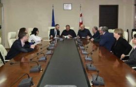 დრესკოდი მცხეთის მერიაში - კაბინეტებში შესვლამდე კაცებს შარვლებს და ,,ჩუსტებს" უმოწმებენ დრესკოდი მცხეთის მერიაში - კაბინეტებში შესვლამდე კაცებს შარვლებს და ,,ჩუსტებს" უმოწმებენ