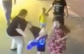 ამ ვიდეოში მკაფიოდ ჩანს ქალი, რომელიც ბავშვს დანას სახეზე უსვამს ამ ვიდეოში მკაფიოდ ჩანს ქალი, რომელიც ბავშვს დანას სახეზე უსვამს