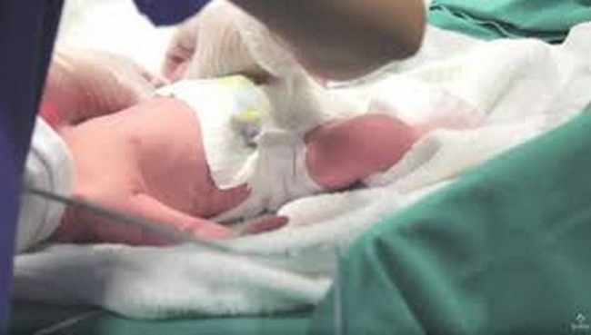 ,,პოლიციელმა ჩაიხუტა და თავისი სხეულის ტემპერატურით უნარჩუნებდა სიცოცხლეს" - გურიაში თხილის ბაღში ჩვილი იპოვეს