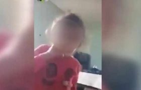 ძმა თავის პატარა დას მარიხუანას აწევინებს - ვიდეო ძმა თავის პატარა დას მარიხუანას აწევინებს - ვიდეო