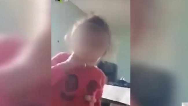ძმა თავის პატარა დას მარიხუანას აწევინებს - ვიდეო
