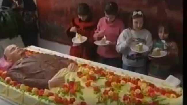მკვდარი ლენინის ტორტი და კუბოების გამოფენა რუსეთში - ვიდეოები