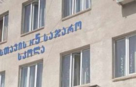 ,,დღეს დილით საშინელი კაკუნი გავიგეთ" - გოგონას, რომელსაც მასწავლებელი კიბიდან დაგორებაში სდებდა ბრალს, მშობელი ადევნების გამო უჩივის