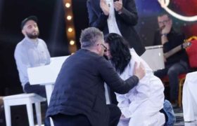 ნიკა გვარამია ატირებულ თამთა ხუხუნაიშვილს სცენაზე ჩაეხუტა - ბათუმელი კონკურსანტის ფურორი - ვიდეო ნიკა გვარამია ატირებულ თამთა ხუხუნაიშვილს სცენაზე ჩაეხუტა - ბათუმელი კონკურსანტის ფურორი - ვიდეო