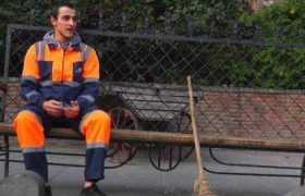 20 წლის ბექა გელაძე მეეზოვედ მუშაობს: "სტუდენტი ვარ და ჩემთვის თითოეულ თეთრს დიდი მნიშვნელობა აქვს" 20 წლის ბექა გელაძე მეეზოვედ მუშაობს: "სტუდენტი ვარ და ჩემთვის თითოეულ თეთრს დიდი მნიშვნელობა აქვს"