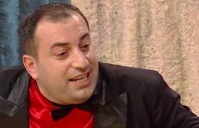 ჯიმი აბესაძე: ,,ჩემი ცოლი იუმორზე აცრილია... შოუში იმერული ტვინი მეხმარება" ჯიმი აბესაძე: ,,ჩემი ცოლი იუმორზე აცრილია... შოუში იმერული ტვინი მეხმარება"