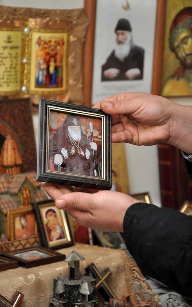 ეპილეფსიისგან განკურნებული ბიჭის ოჯახში ხატებს და ბიბლიას მირონი სდით