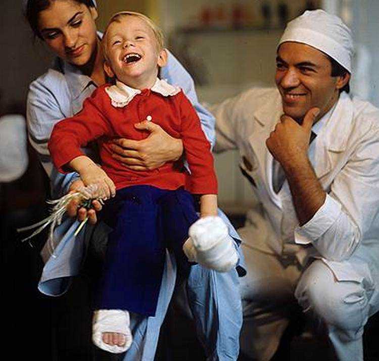 ქართველმა ქირურგმა გოგონას მოჭრილი ფეხები მიაკერა - უნიკალური ოპერაცია, რომელიც დღემდე ახსოვთ