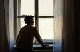 ,,არაფერი უთქვამს, ფანჯარასთან მივიდა, დარაბას დააკვირდა, თითი ჩამოუსვა, წარწერას დააკვირდიო, მითხრა..." - ნოველა