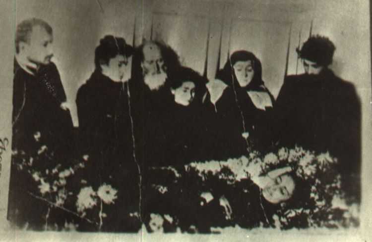 ,,სტალინი ცოლის საფლავში ჩახტა, კუბოს ჩაეხუტა და ხმამაღალი ტირილი ატეხა" - ფოტოს ისტორია