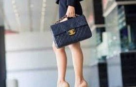 ,,თამარ მეფის გამზირზე საცვლის ამარა იდგა, მისი ფართხუნა შარვალი კოჭებთან ჩაჩაჩულიყო" - ნოველა