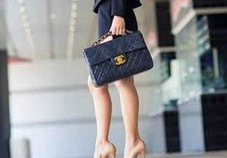 ,,თამარ მეფის გამზირზე საცვლის ამარა იდგა, მისი ფართხუნა შარვალი კოჭებთან ჩაჩაჩულიყო" - ნოველა