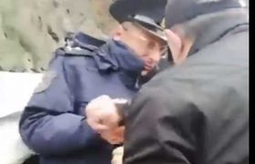 ,,ახლა გაგაცნობ პოლიციას! შებრუნდი ახლა!" - პოლიცია რიონის მცველ ქალს ჯვართან არ უშვებს და ხელებს უგრეხს - ვიდეო