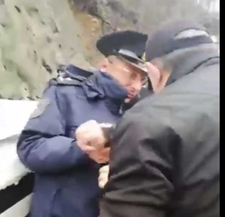 ,,ახლა გაგაცნობ პოლიციას! შებრუნდი ახლა!" - პოლიცია რიონის მცველ ქალს ჯვართან არ უშვებს და ხელებს უგრეხს - ვიდეო