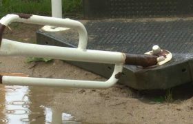 გლდანულაში 400 კილოიანი საქანელა ბავშვს დაეცა - ,,ჩემს შვილს ოპერაცია დასჭირდა, უამრავი ნაკერი დაადეს''