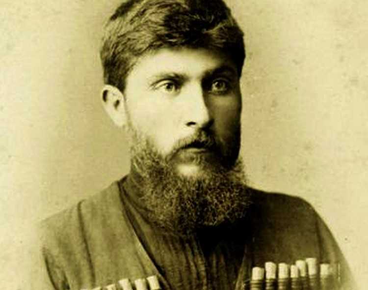 ,,როცა ქაშუეთში ვაჟას ცხედარი დაასვენეს, თმაგაშლილი მანდილოსანი შევიდა, ჩაიჩოქა და ტირილი აღმოხდა" - ვაჟა-ფშაველაზე შეყვარებული ქალის ამბავი